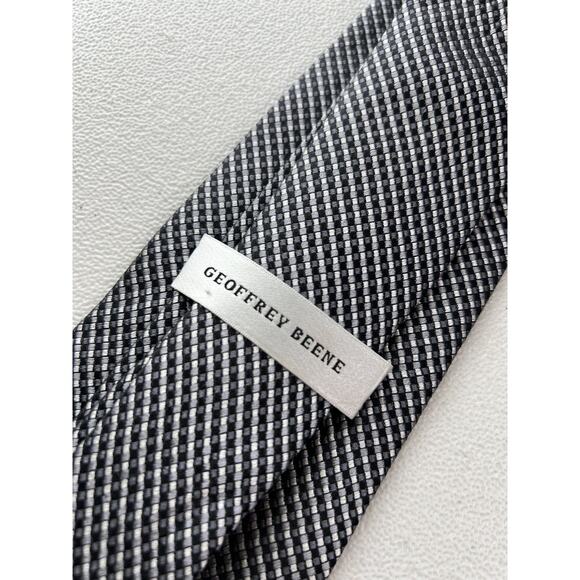 Geoffrey Beene Black and Gray Woven Pattern 100% Silk Handmade Designer Tie - Picture 5 of 7
